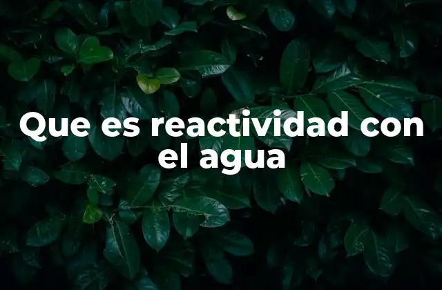 Cómo se manifiesta la reactividad con el agua en la química inorgánica