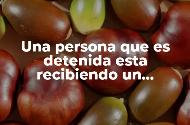 Una Persona que es Detenida Esta Recibiendo un Reforzamiento